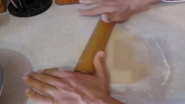 Da biste napravili ravne kolače, uvaljajte tijesto umjesto kruha u tavu