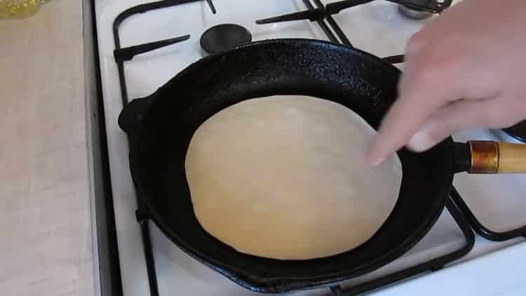 Pour faire des gâteaux plats au lieu de pain dans une poêle, faites chauffer la poêle