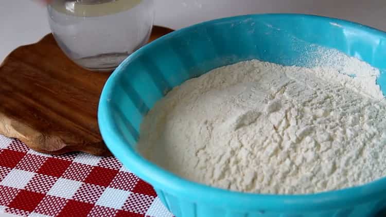 Da biste napravili tortilje od brašna u tavi, prosijte brašno