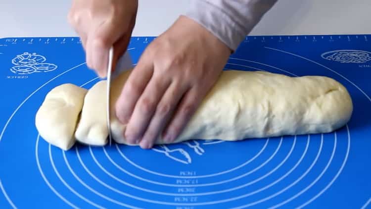 Pour faire des tortillas dans une casserole, hachez la pâte