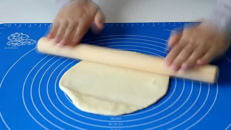 Abaisser la pâte pour faire des tortillas à la farine dans une casserole
