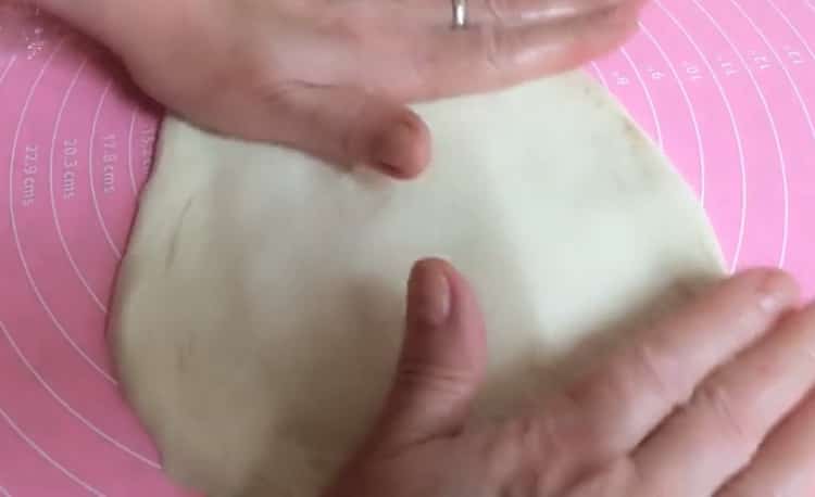 Roll the dough to make yeast cakes in a pan