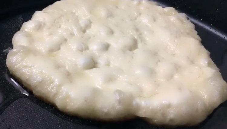 To make yeast cakes, fry the dough in a pan