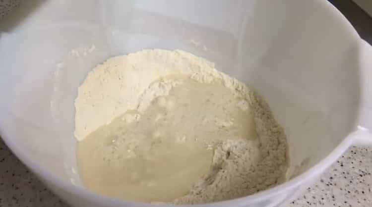 To make yeast cakes in a pan, mix the ingredients.