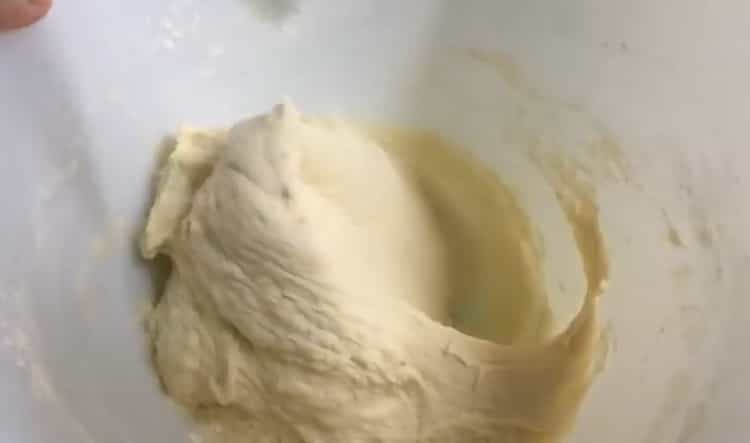To make yeast cakes in a pan, prepare the ingredients for the dough.