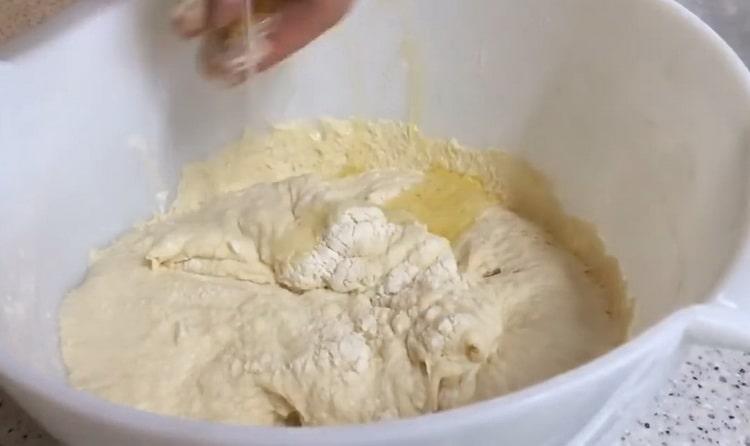 To make yeast cakes in a pan, add butter to the dough