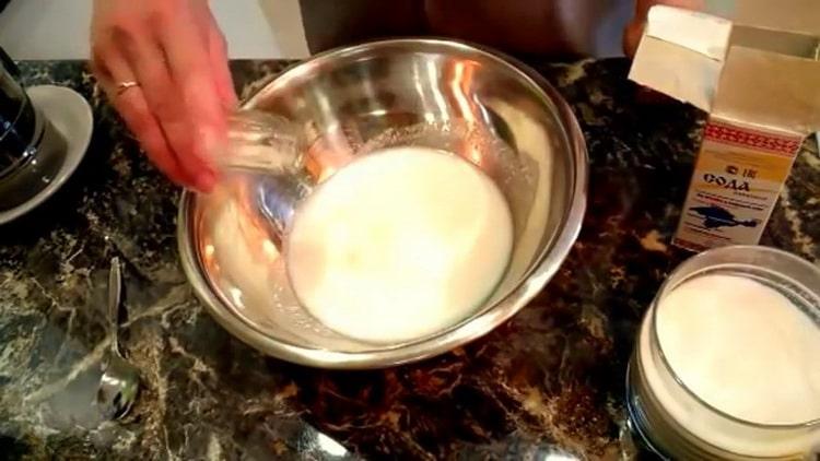Da biste napravili kefir kolače od sira pomiješajte sastojke