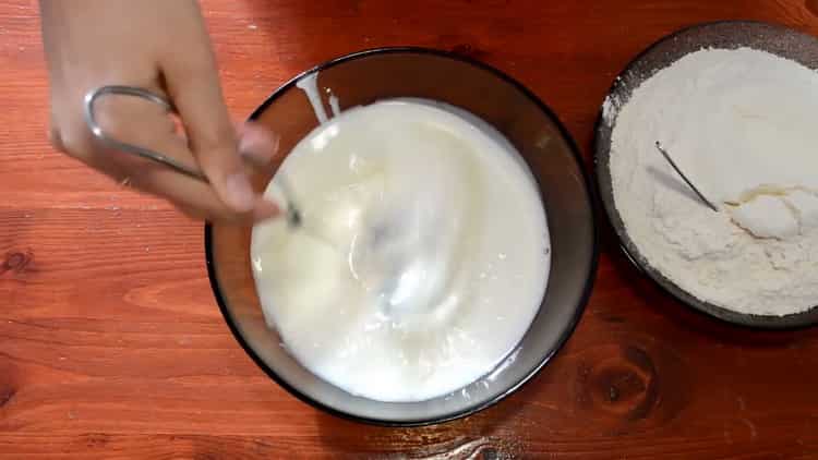 Da biste napravili ravne kolače, pomiješajte sastojke za tijesto.