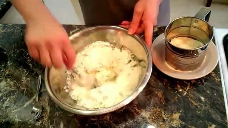 Za pripremu kolača od sira na kefiru zamijesite tijesto