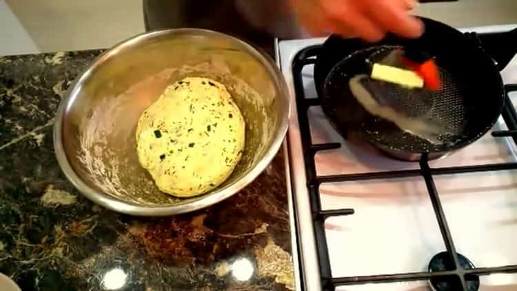 Para hacer pasteles de queso con kéfir, calienta una sartén