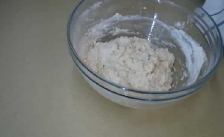 To make kefir cakes, prepare the dough