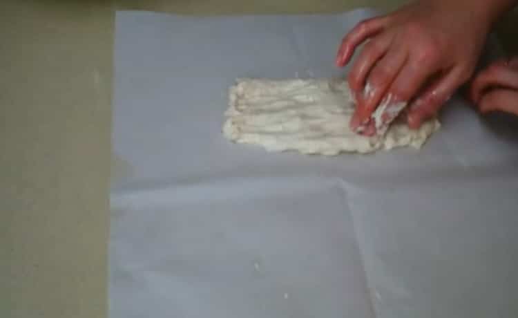 Pour la préparation de gâteaux sur kéfir, mettez la pâte sur du parchemin