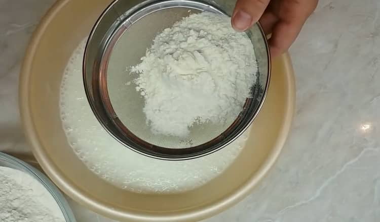 Pour la préparation des gâteaux sur kéfir dans une casserole, tamiser la farine