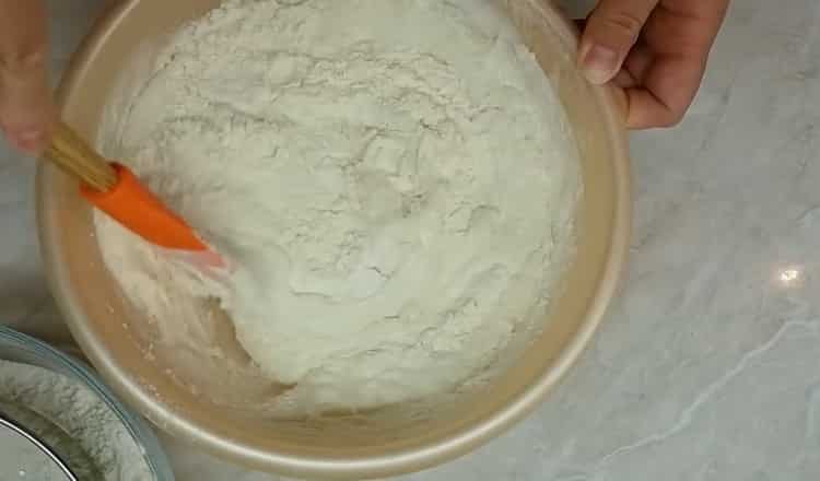 Pour la préparation des gâteaux sur kéfir dans une casserole, pétrir la pâte