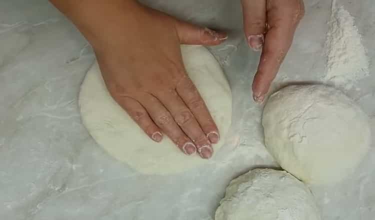Para la preparación de pasteles de kéfir en una sartén, prepare un pastel