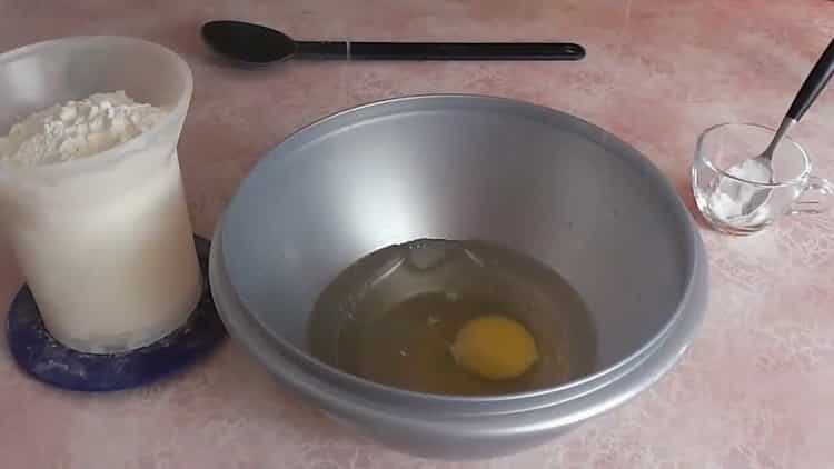 Battez les œufs pour faire des tortillas.