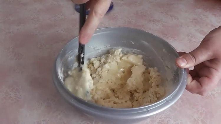 Da biste napravili ravne kolače od brasna, zamijesite tijesto