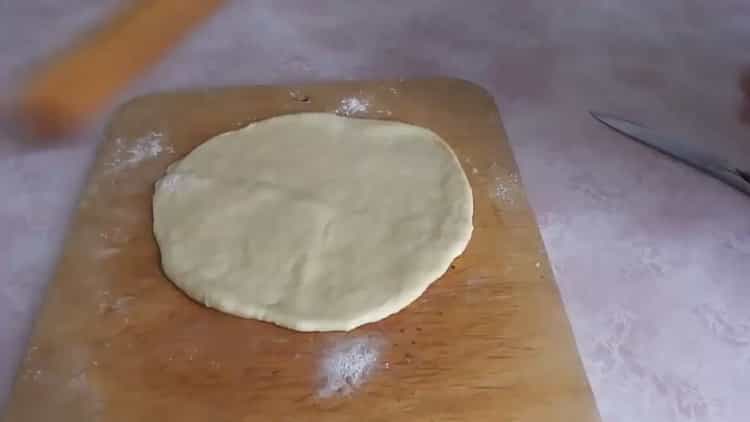 Da biste napravili ravne kolače na salamuri, razvaljajte tijesto