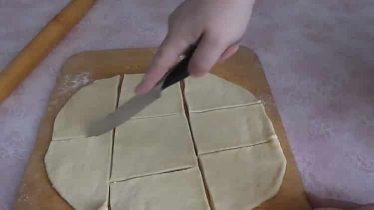 Da biste napravili ravne kolače na salamuri, režite tijesto
