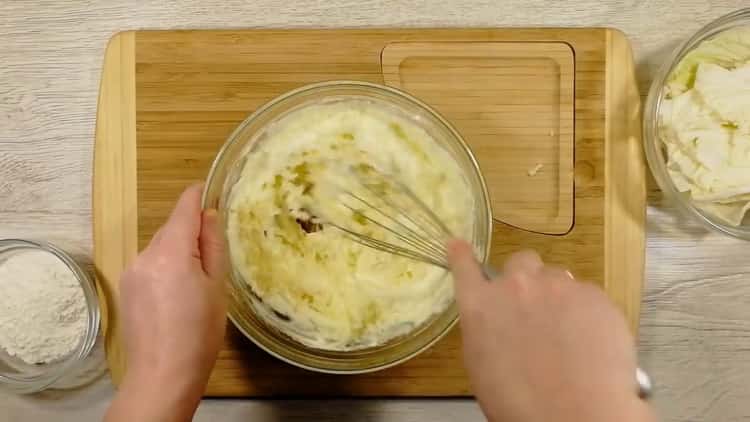 Da biste napravili ravne kolače u tavi, pomiješajte sastojke.