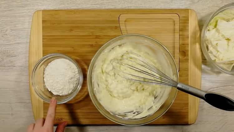Da biste napravili ravne kolače u tavi, dodajte brašno