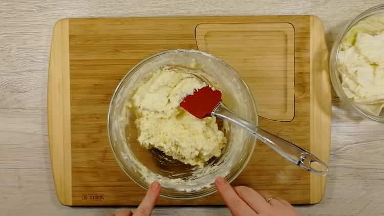 Da biste napravili ravne kolače u tavi, pomiješajte sastojke.