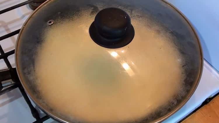 Cómo aprender a cocinar deliciosos pasteles en crema agria en una sartén