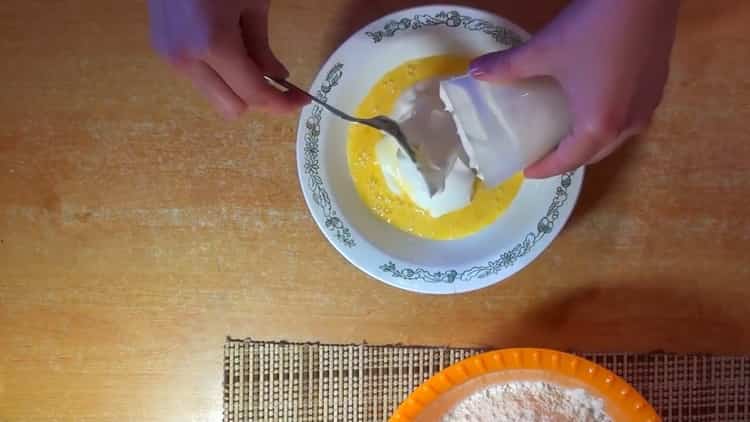 Da biste napravili kolače od kiselog vrhnja, pomiješajte sastojke