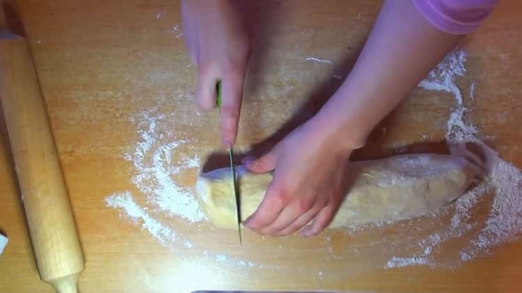 Pour faire des gâteaux plats sur la crème sure, étalez la pâte