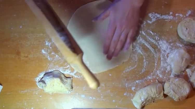 Da biste napravili ravne kolače od kiselog vrhnja, razvaljajte tijesto u ravni kolač
