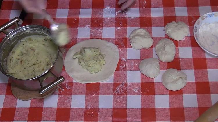 Pour les gâteaux de pommes de terre en purée, mettre la purée de pommes de terre sur une tortilla