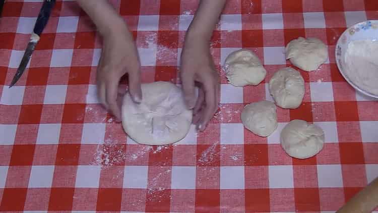 Da biste napravili ravne kolače s krumpirom, proizvod oslijepite