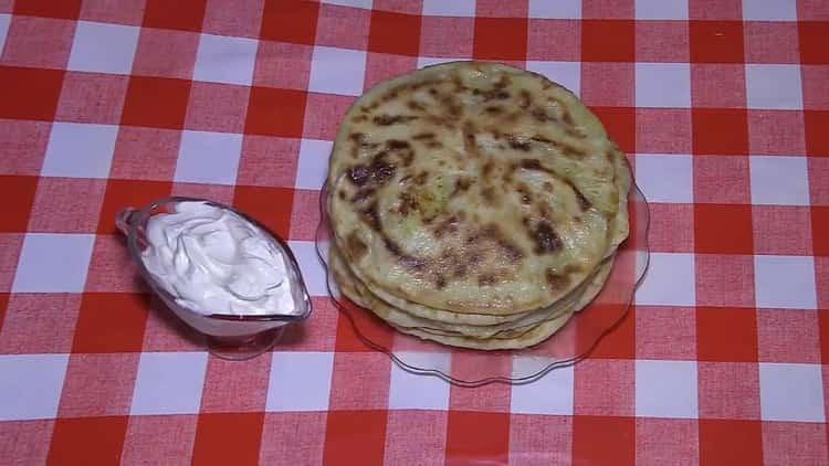 pasteles con papas en una sartén lista