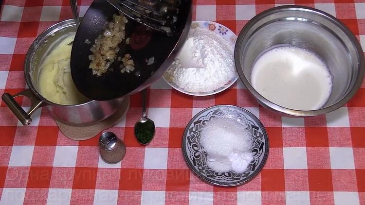 Para los pasteles de puré de papas, cocine el puré de papas con cebolla.