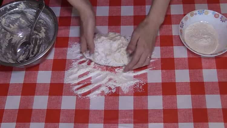 Pétrir la pâte pour les galettes de pommes de terre