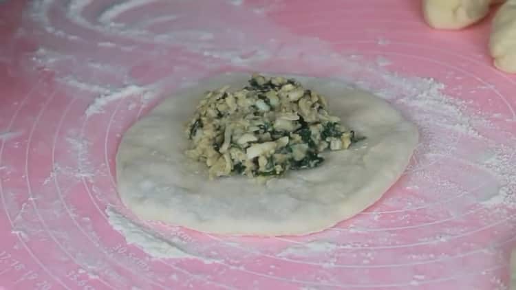 For the preparation of tortillas, put the filling on the tortilla