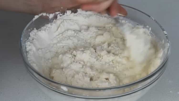 Prosijati brašno da napravite tortilje