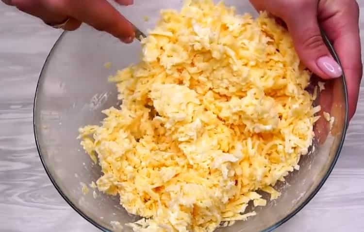 Para hacer pasteles de queso en el horno, prepare el relleno