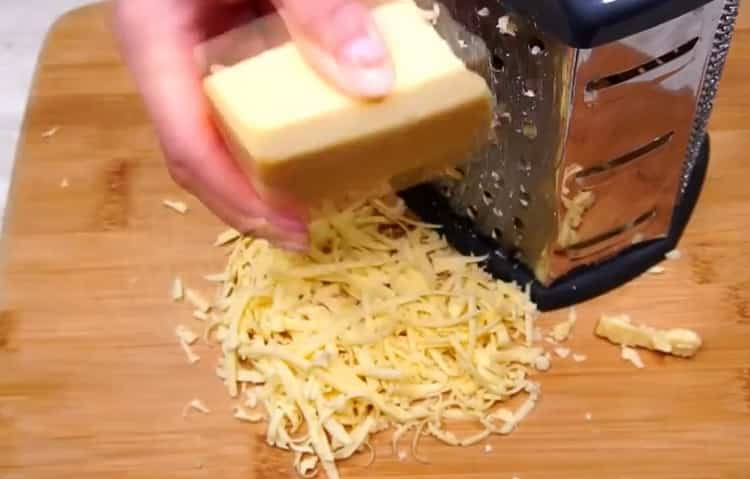 Para hacer pasteles de queso en el horno, rallar los ingredientes