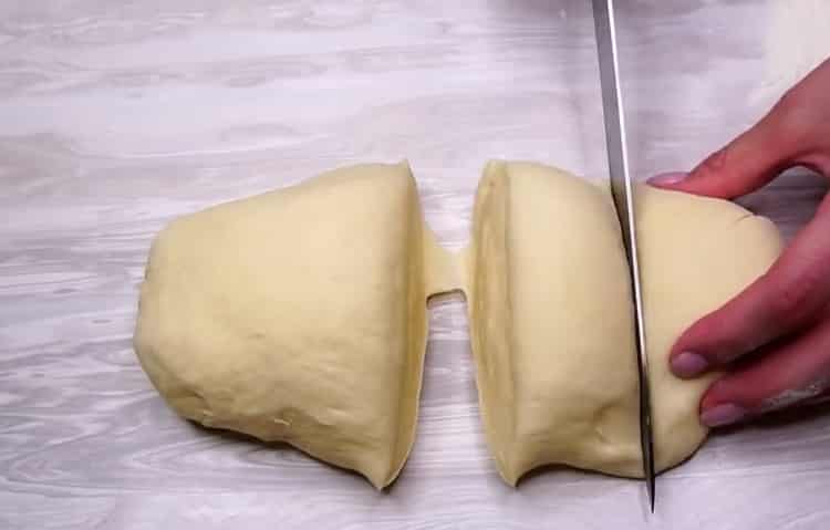Da biste napravili kolače od sira u pećnici, podijelite tijesto