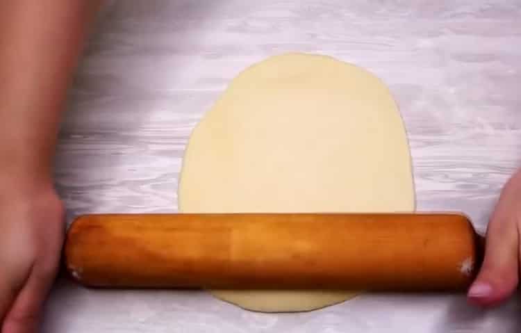 Pour faire des gâteaux au fromage au four, rouler les gâteaux