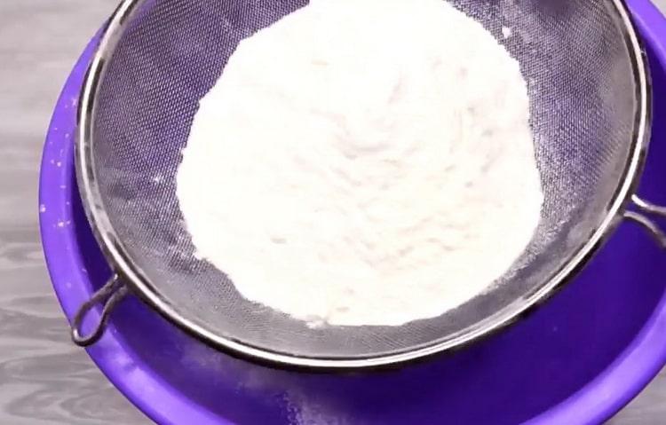 Tamizar la harina para hacer pasteles de queso en el horno