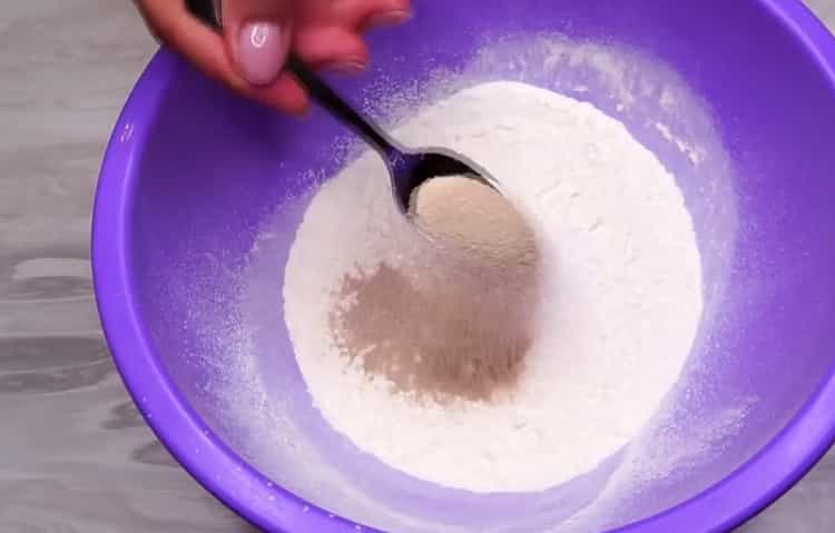 Agregue azúcar para hacer pasteles de queso en el horno.