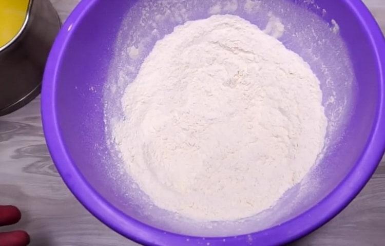 Sift flour to make cheese cakes in the oven