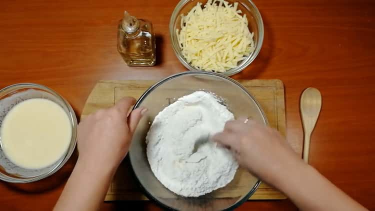 Prosijte brašno da napravite kolače od sira