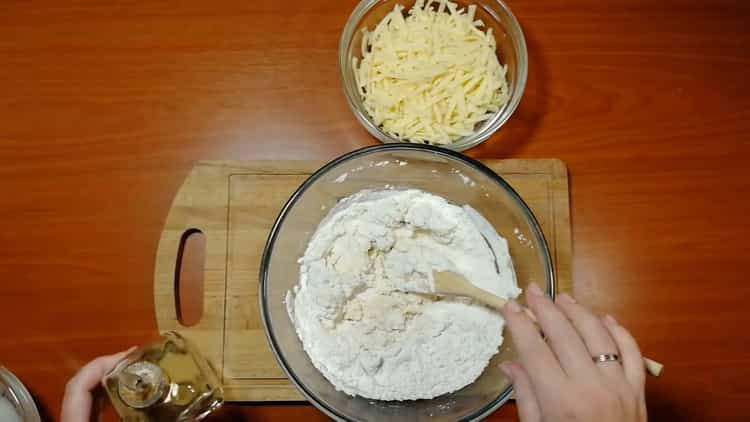 Pour faire des gâteaux au fromage, mélanger les ingrédients de la pâte.