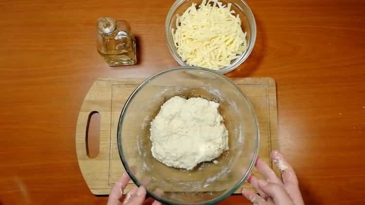 Pour faire des gâteaux au fromage, pétrir la pâte