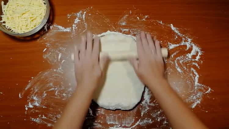 Pour faire des gâteaux au fromage, étalez la pâte