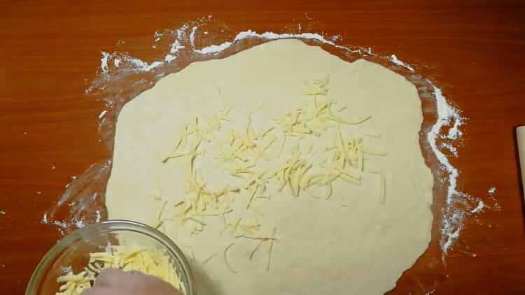 Pour faire des gâteaux au fromage, mettez du fromage sur la pâte