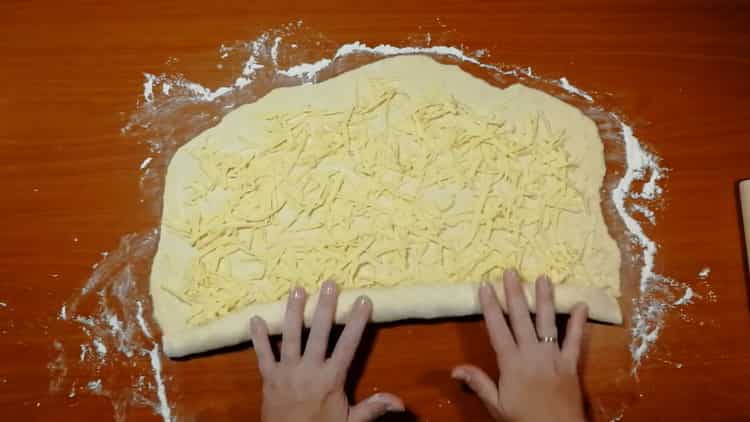 Da biste napravili kolače od sira, zamotajte tijesto